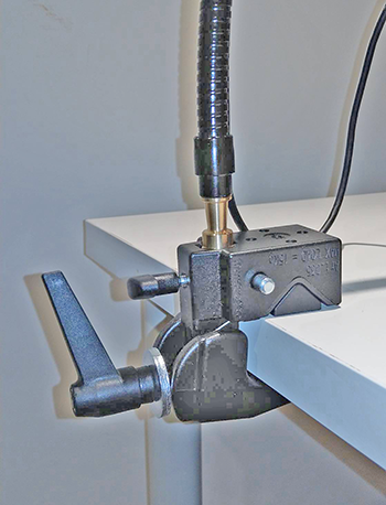 the vein illumination device can be locked on flat surface